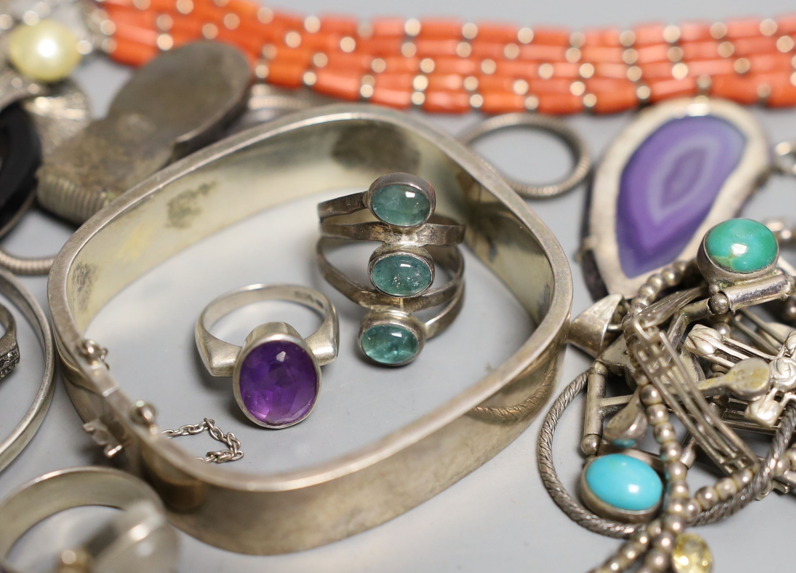 A quantity of mainly modern silver and white metal jewellery including gem set rings.